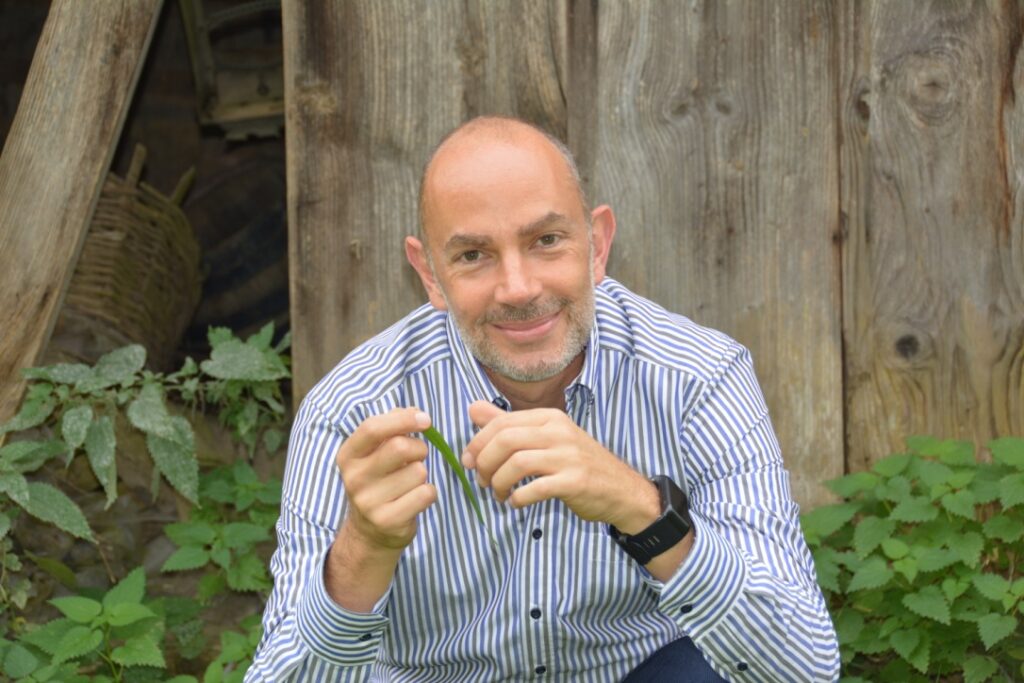 Trainer fröhlich in der Natur